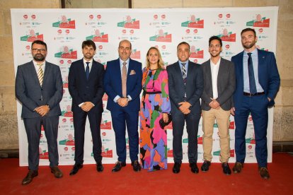 Miembros de la directiva de AJE Almería, en el photocall de entrada a la Gala.