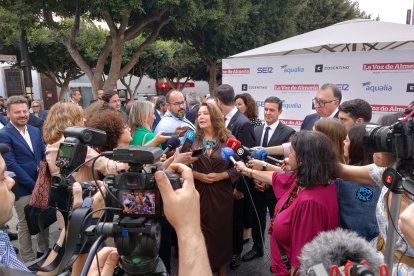 La consejera Carmen Crespo hablando ante los medios.