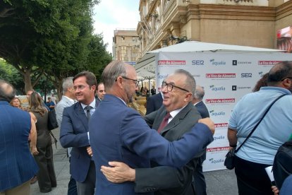Luis Rogelio Rodríguez-Comendador, senador, y Pedro Manuel de la Cruz, director de La Voz de Almería.