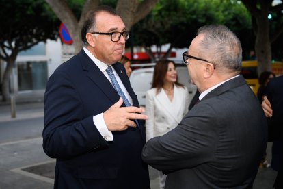 Arturo Bernal, consejero de Turismo, Cultura y Deporte de la Junta de Andalucía, y Pedro M. de la Cruz, director de La Voz de Almería.