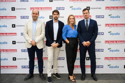 José González, presidente de AJE Almería, José María Morales y Paola Flores, de Vera Import, y José Miguel Vizcaíno, comercial de La Voz de Almería.