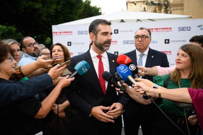 Ramón Fernández-Pacheco hablando ante los medios.