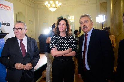 Pedro Manuel de la Cruz y Juan Fernández junto a la alcaldesa de Almería, María Vázquez.