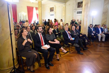 El Salón Noble estuvo repleto de distintas autoridades políticas y empresarios.