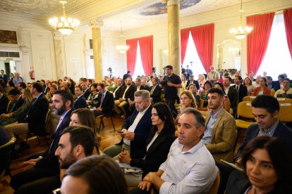 El Salón Noble estuvo repleto de distintas autoridades políticas y empresarios.