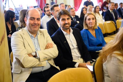 José González, presidente de AJE Almería, José María Morales y Paola Flores, de Vera Import.