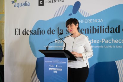 Lola González, periodista de La Voz de Almería, presentó el acto.