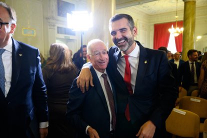 Ramón Fernández-Pacheco abraza a Gabriel Amat.