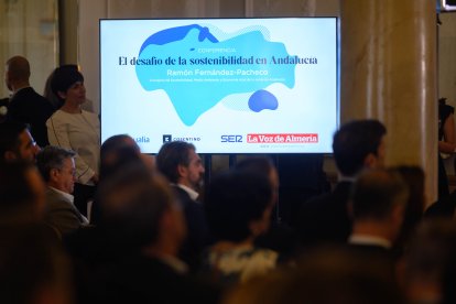 El Salón Noble estuvo repleto de distintas autoridades políticas y empresarios.