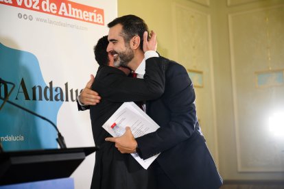 Un abrazo entre el presidente de la Diputación Provincial de Almería y el consejero Ramón Fernández-Pacheco.