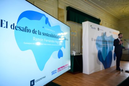 Escenario de la conferencia en el Salón Noble del Círculo Mercantil.