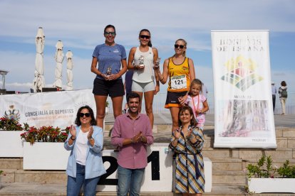 Podio femenino con el equipo de concejales.