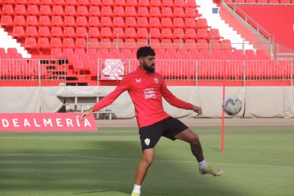 Samú Costa perdió su lugar en el once del Almería ante el Rayo.