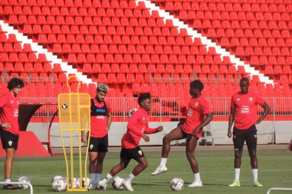Los jugadores iniciando el ejercicio para rematar a puerta.