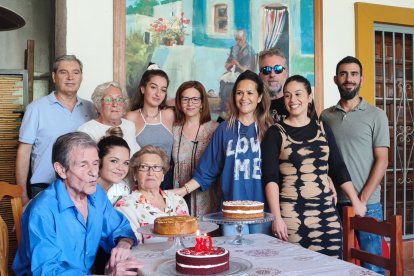 Pepe Sorroche rodeado de su familia, soplando las velas de la tarta.