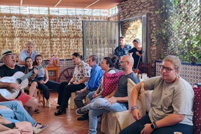 Antonio García al cante y a la guitarra.