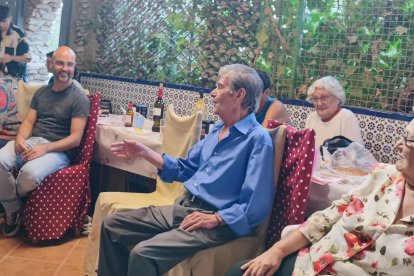 Pepe Sorroche cantando, junto a su esposa.