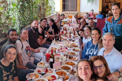 Los asistentes disfrutando del almuerzo.