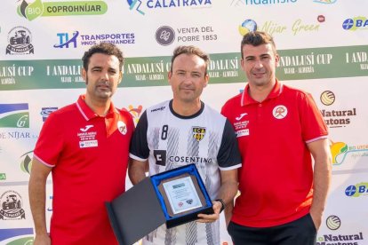 Entrega de una placa al Cantoria.