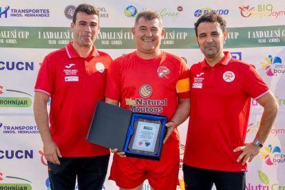 El capitán de la Venta del Pobre junto a los organizadores, Antonio Jesús Gil y Jesús Guerrero.