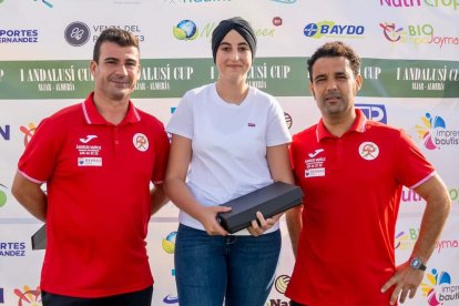 Paula recibió una placa conmemorativa de la Andalusí Cup.