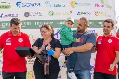 El pequeño Manu junto a su familia y los organizadores.
