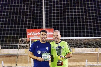 David Picha y Nacho, dos de los jugadores de la UD Roquetas, conjunto que resultó campeón de la I Andalusí Cup de Níjar.