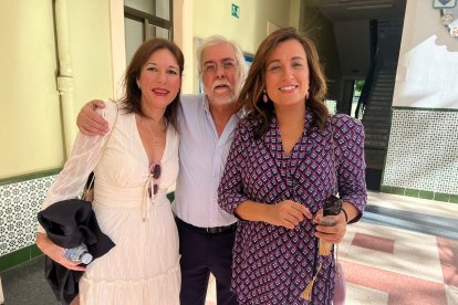María Martínez y Silvia Pérez con Quico Villar, uno de los profesores que asistieron al encuentro.