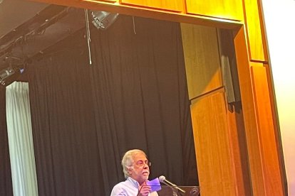 Quico, jefe de estudios de aquella promoción, repasó algunos recuerdos de aquellos años en el salón de actos.