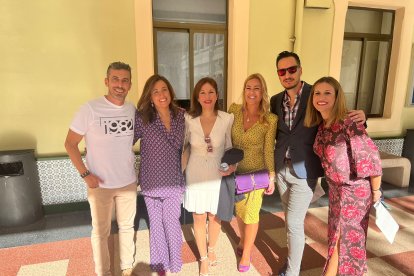 Fernando Martín, Silvia Pérez, María Martínez, Josefa Bonillo, Juan Luis Pérez y Mar Rodríguez Carrasco, a su llegada al colegio.