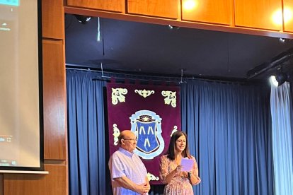 El Hermano Francisco Aguilera con Mª Ángeles Callejón, conductora del acto.