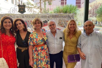 Quico Villar y el Hermano Francisco Aguilera con Mª Dolores Oliver, Maribel Salas, Susana Hernández y Josefa Bonillo.