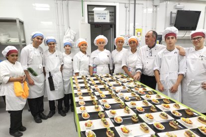 El delegado de Educación, Francisco Alonso, con el director, profesores y alumnos del centro en el cuarto frío.