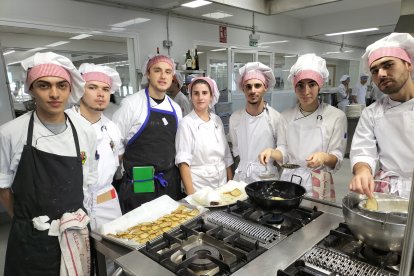 El profesor, Juan Hernández, con sus alumnos preparando los aperitivos en el cuarto frío.