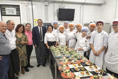 Departamento de pastelería elaborando y montando los postres.