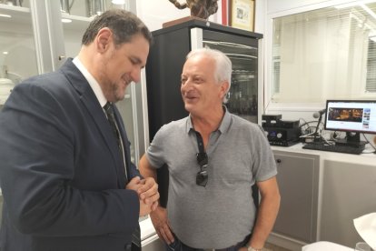 Francisco Alonso con el profesor de servicios, Bernardo Vique.
