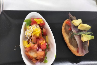 El delegado de Educación y el director de la Escuela de Hostelería con jefes de servicio de Educación.