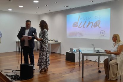 Los presentadores del acto de los Duna de este año, Marta Soler y Alfredo Casas.