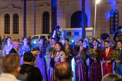 La alcaldesa de Almería entregando el premio.