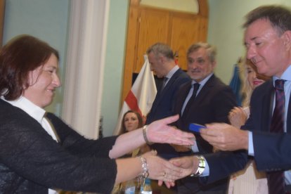 Una de las alumnas graduadas, recibiendo su distinción.