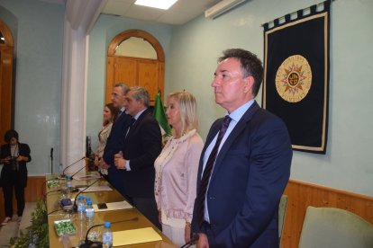 Los integrantes de la presidenta durante el canto del himno Gaudeamus Igitur.