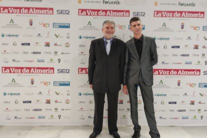 Jonathan García González y Antonio García, de la asociación El Timón.