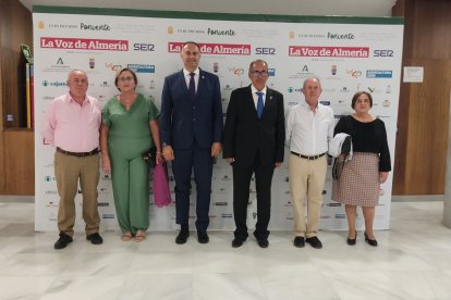Premiados de Felix con su alcalde.