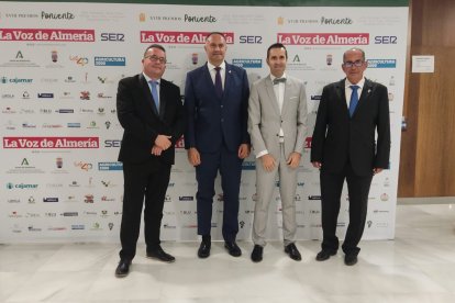 Representantes de La Voz con el alcalde de Felix, Baldomero Martínez.