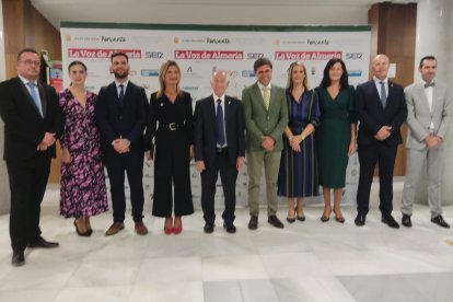 Staff de La Voz con el equipo de Gobierno del Ayuntamiento de Roquetas de Mar.