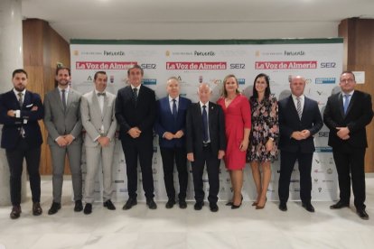 Staff de La Voz con representantes políticos del Poniente y Gabriel Amat, alcalde de Roquetas.
