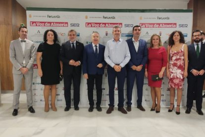 Staff de La Voz con representantes de la Diputación de Almería.