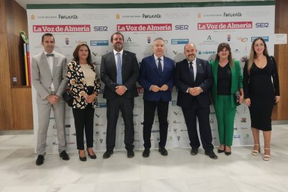 Staff de La Voz con representantes del Ayuntamiento de Dalías.