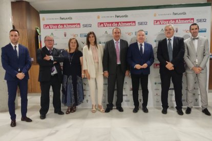 Staff de La Voz con representantes de Vicasol.