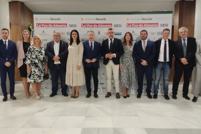 Staff de La Voz con integrantes del PSOE.